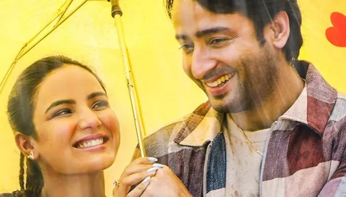शहीर शेख और जैस्मिन भसीन का रोमांटिक गाना ‘इस बारिश में’ हुआ रिलीज, भीगते हुए किया रोमांस