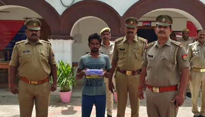 बाराबंकी: पुलिस ने शातिर चोर को किया गिरफ्तार, चोरी के छह मोबाइल बरामद