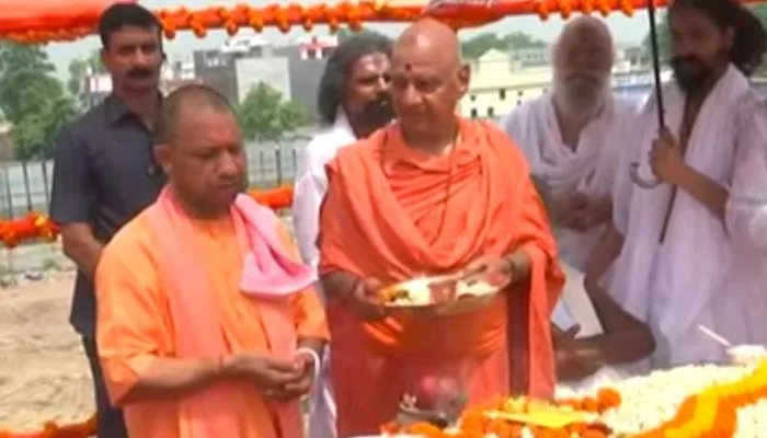 सीएम योगी ने राम मंदिर के गर्भगृह का किया शिलान्यास, रखा पहला पत्थर