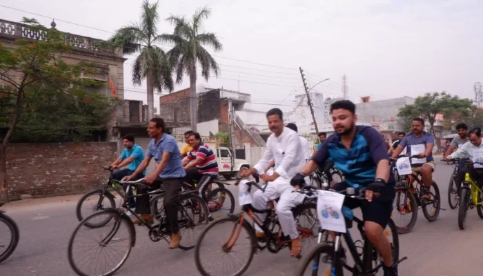 हरदोई: वर्ल्ड बाइसिकल-डे पर निकाली गई रैली, जिलाध्यक्ष ने हरी झंडी दिखाकर किया रवाना