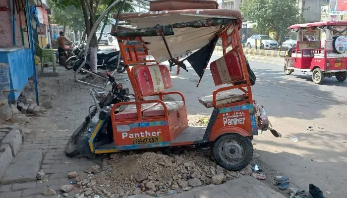 सीतापुर: ट्रक ने ई-रिक्शा को रौंदा, दो की मौत, तीन की हालत गंभीर