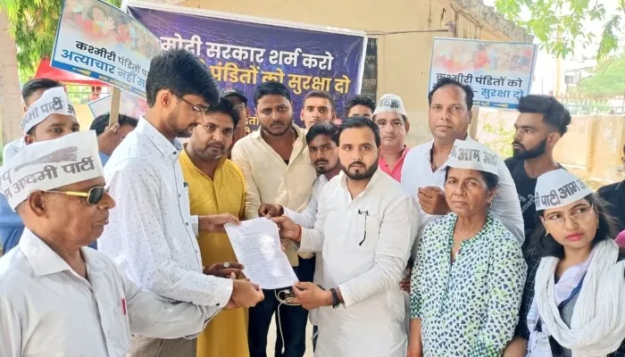 अयोध्या: AAP के कार्यकर्ताओं ने कश्मीर में बढ़ रही आतंकवादी घटनाओं के खिलाफ किया प्रदर्शन