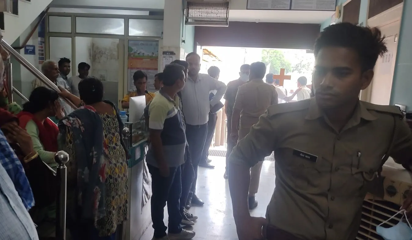 बरेली: निजी अस्पताल में बच्चे की मौत, परिजनों ने लापरवाही का आरोप लगाते हुए किया हंगामा