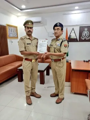 अयोध्या : पुलिस अधिकारियों को आईजी जोन ने किया सम्मानित