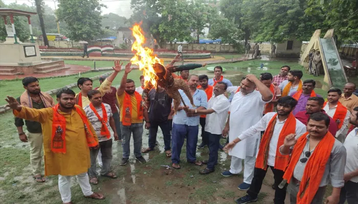 अयोध्या: उदयपुर हत्याकांड को लेकर हिन्दू संगठनों ने फूंका पुतला, संतों में भी आक्रोश