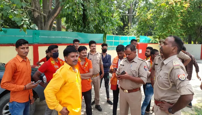 बहराइच: एकनाथ शिंदे का पुतला जलाने से पुलिस ने शिव सैनिकों को रोका