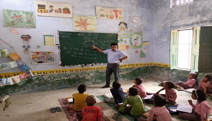 बाराबंकी: गोद लिए विद्यालय पहुंचे नोडल अधिकारी, शिक्षक बन बच्चों को पढ़ाया
