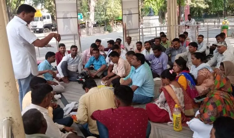 बरेली: सफाई कर्मचारियों की समस्याओं का निराकरण न होने पर दी आंदोलन की चेतावनी