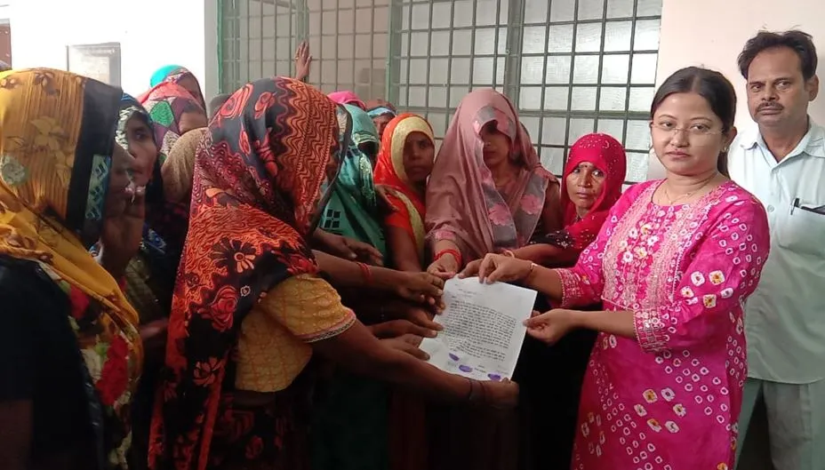 शाहजहांपुर: ग्रामीणों ने तहसील मुख्यालय पर किया प्रदर्शन, ज्ञापन सौंपा