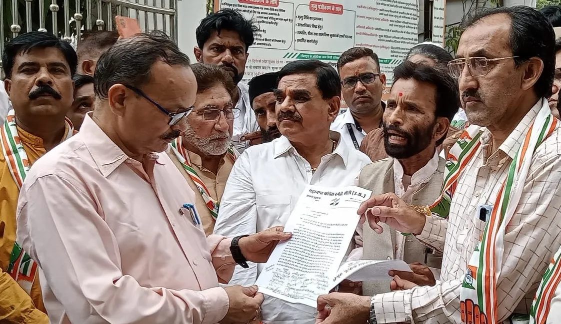 बरेली: राहुल गांधी पर ईडी की कार्रवाई का कांग्रेस ने किया विरोध, सिटी मजिस्ट्रेट को सौंपा ज्ञापन