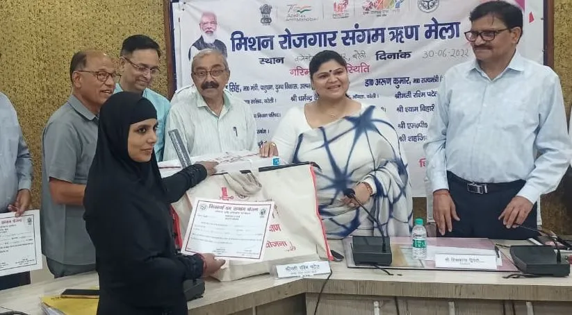 बरेली: जिलाधिकारी ने पांच योजना के नौ लाभार्थियों को किए ऋण वितरित