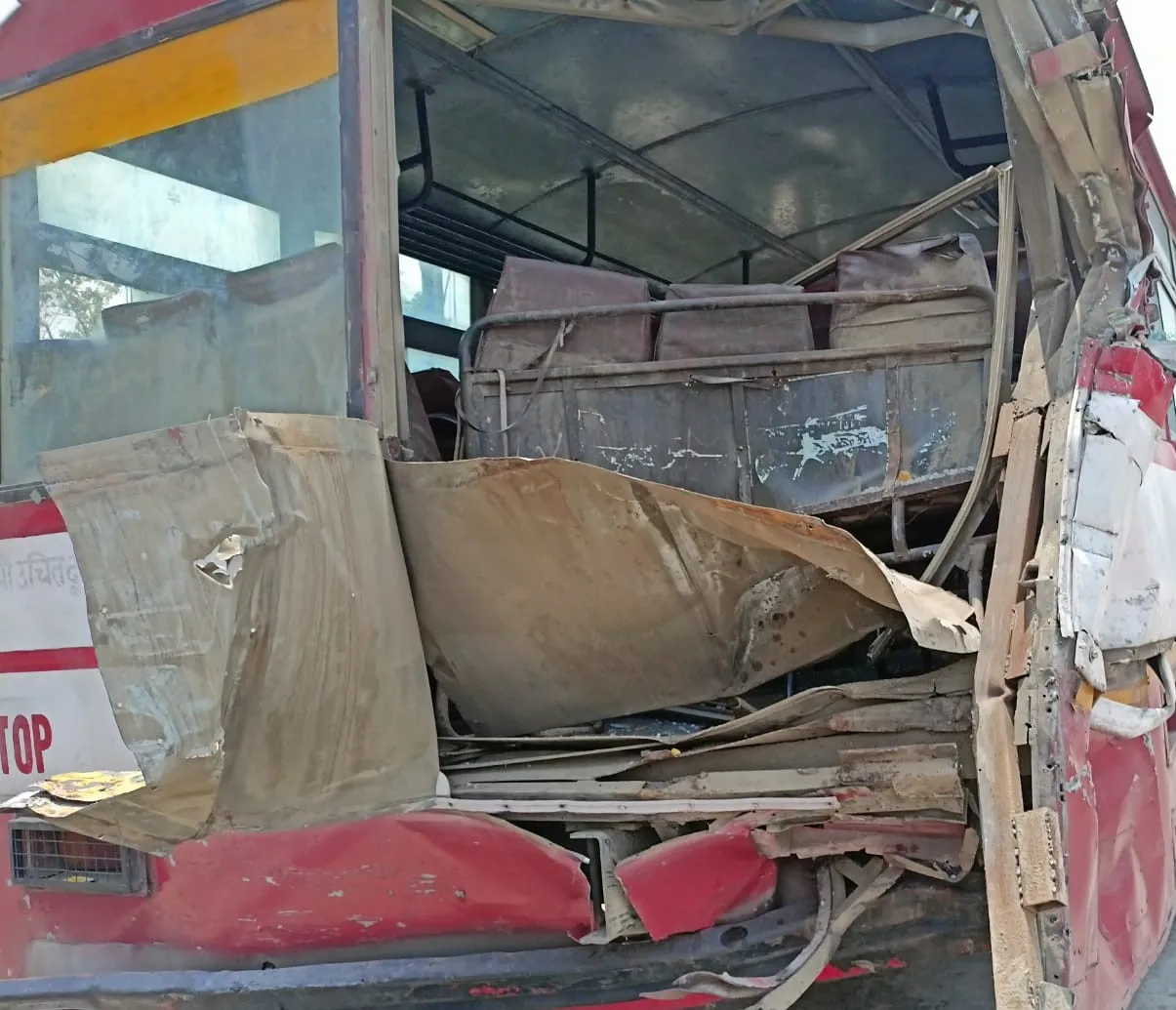 खड़ी बस में ट्रक ने मारी जोरदार टक्कर ,दो की हालत गंभीर
