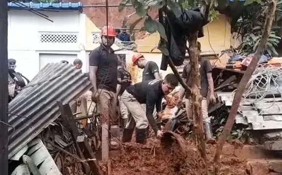 गुवाहाटी में भारी बारिश के बीच भूस्खलन, चार की मौत