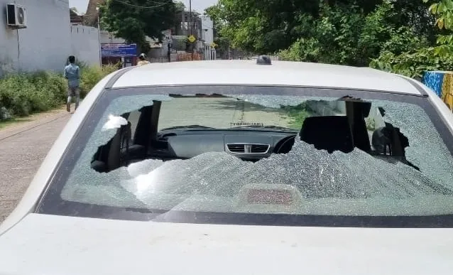 पीलीभीत: पाइप लाइन में ब्लास्ट, ईंट-पत्थर से दो कारें क्षतिग्रस्त
