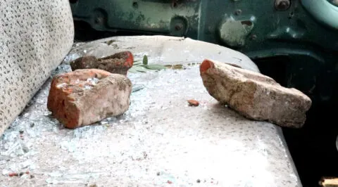 रुद्रपुर: शगुन लेकर आये मेहमानों पर पथराव, पांच घायल