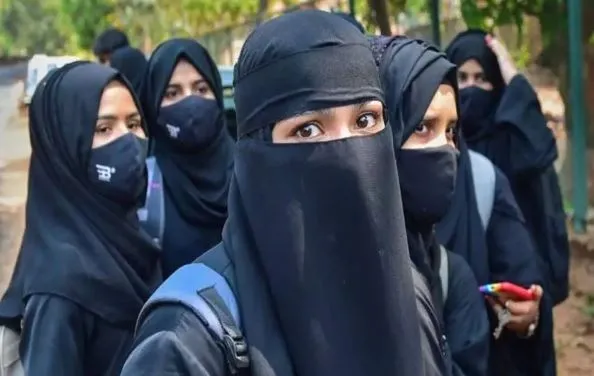 कर्नाटक हिज़ाब विवाद : कॉलेज से पांच मुस्लिम लड़कियों ने मांगा स्थानांतरण प्रमाण पत्र