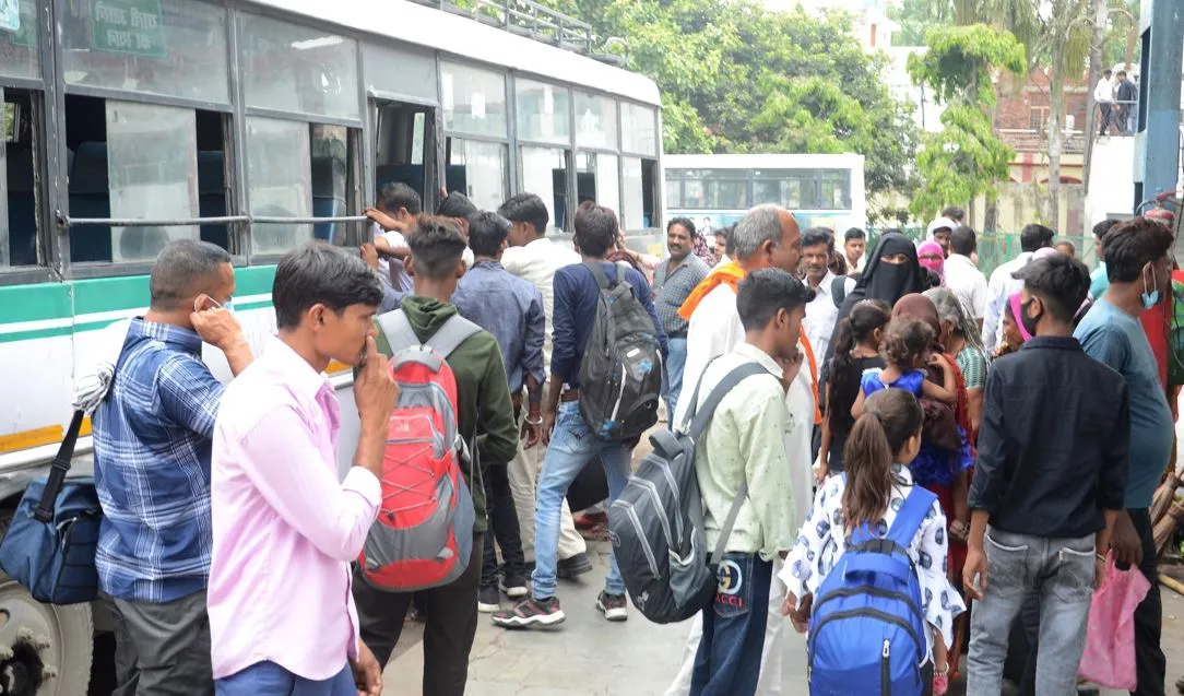 बरेली: ट्रेनें निरस्त, बसें नहीं मिलने से यात्री परेशान
