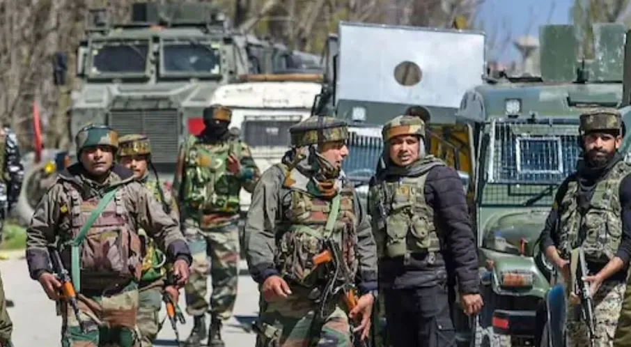 कश्मीर मुठभेड़ों में एसआई के हत्यारे सहित तीन आतंकवादी ढेर