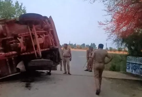 बरेली: लिंक रोड पर बड़ा हादसा, ट्रक पलटने से ड्राइवर दबा, गंभीर रूप से घायल