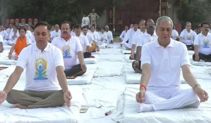 बरेली: योग दिवस पर सामूहिक शिविर का आयोजन, प्रभारी मंत्री लक्ष्मी नारायण चौधरी कार्यक्रम में हुए शामिल