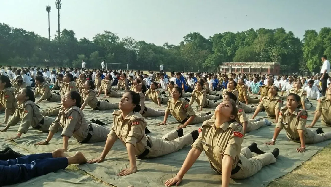 बरेली: 1400 एनसीसी कैडेट्स ने योग कर दिया सामूहिक निरोग रहने का संदेश