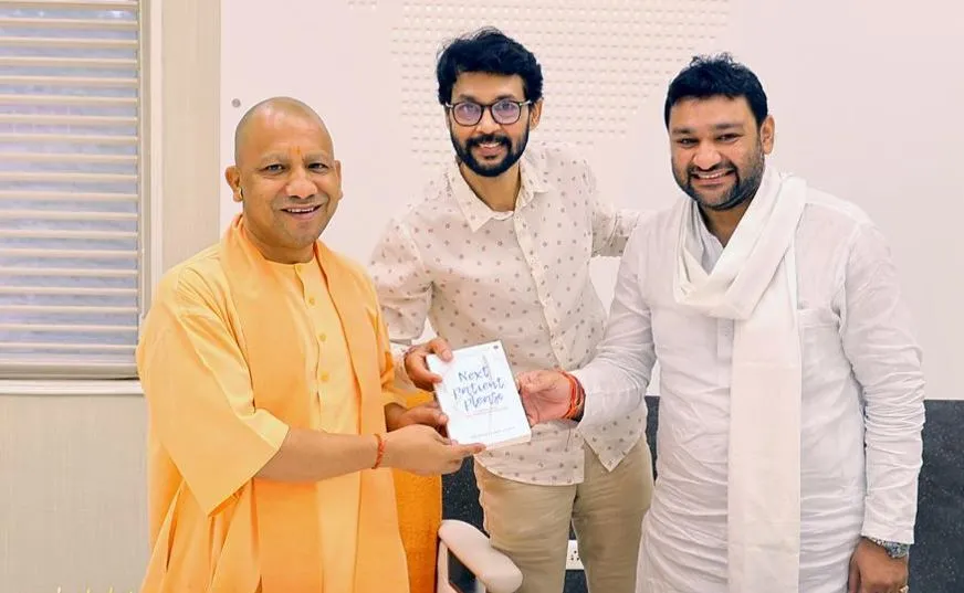 बरेली: डॉ बृजेश्वर सिंह ने सीएम योगी को भेंट की ”नेक्स्ट पेशेंट, प्लीज”