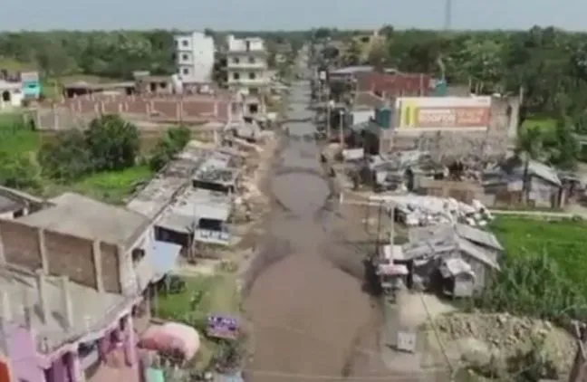 बिहार के राष्ट्रीय राजमार्ग का हाल-बेहाल, 20 किमी के हिस्से में दिखाई दे रहे है 100 छोटे पुल के आकार के गड्ढे