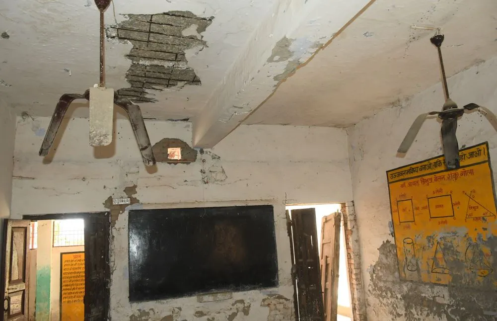 बरेली: जर्जर हो गया स्कूल, 215 बच्चे शिक्षा से वंचित