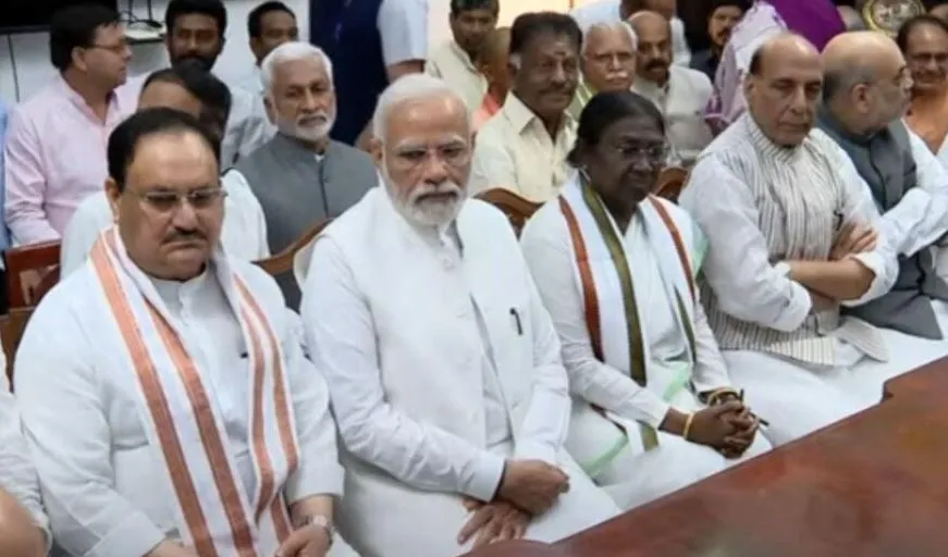 एनडीए से राष्ट्रपति उम्मीदवार द्रौपदी मुर्मू ने दाखिल किया नामांकन, पीएम मोदी, अमित शाह सहित कई दिग्गज नेता भी रहे मौजूद