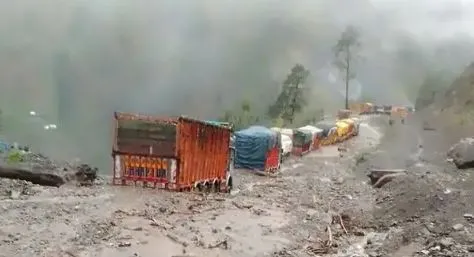 चौथे दिन जम्मू-श्रीनगर राष्ट्रीय राजमार्ग यातायात के लिए लगातार बंद