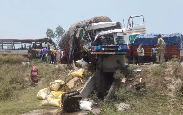 लखीमपुर खीरी: ट्रक और बस की भीषण टक्कर, हादसे में चालक समेत चार यात्रियों की मौत