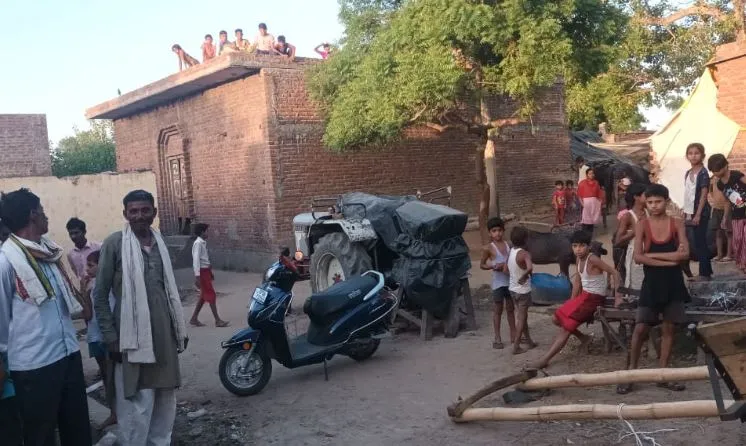 बदायूं: पांच साल पहले पति और अब पत्नी ने लगाई फांसी