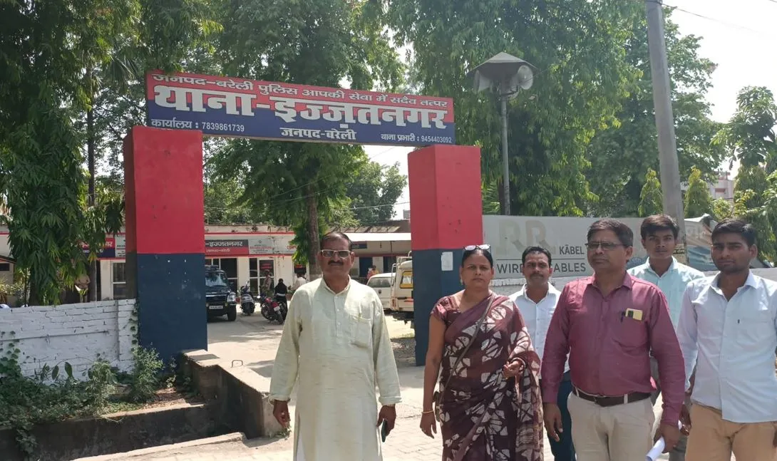 बरेली: रिपोर्ट दर्ज न होने पर धरने पर बैठीं सामाजिक संस्था की प्रदेश अध्यक्ष