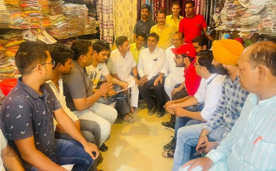 बरेली: व्यापारियों का अधिकारियों पर मनमानी का आरोप, कहा- पुल बना तो होगी आर-पार की लड़ाई