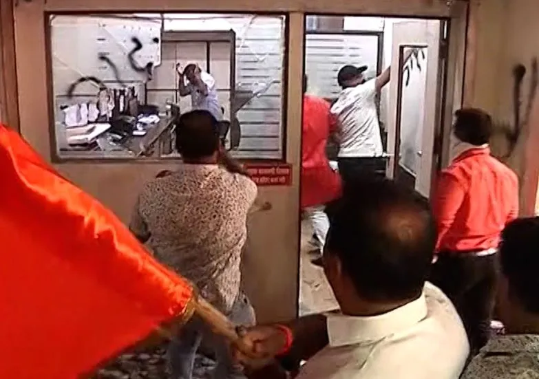 महाराष्ट्र में सियासी भगदड़: शिवसेना के बागी विधायक तानाजी सावंत के कार्यालय में शिव सैनिकों ने की तोड़फोड़