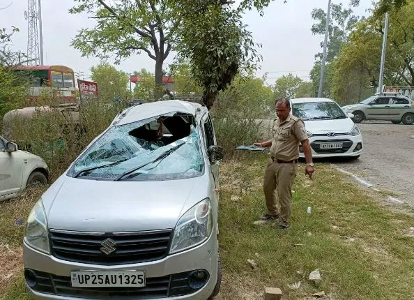 बरेली: झुमका चौराहे पर सड़क हादसा, अज्ञात वाहन ने कार को मारी टक्कर, बच्चे की मौत