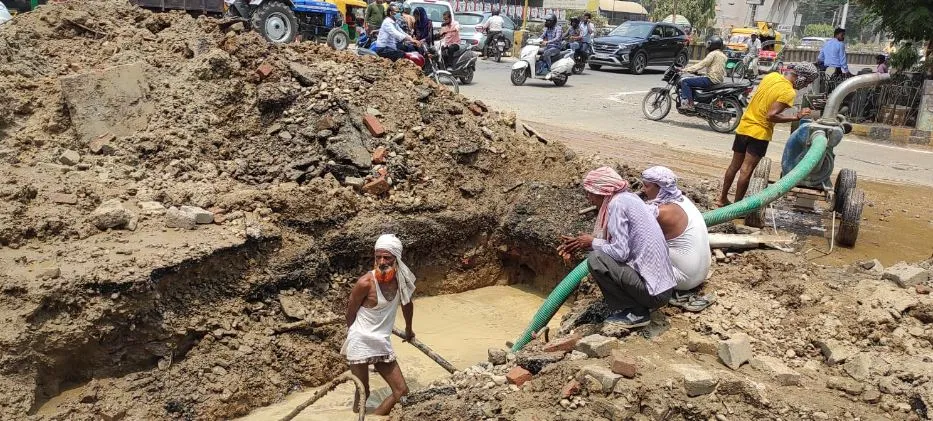 बरेली: गांधी उद्यान से आईएमए रोड पर पानी की पाइप लाइन फटी, इस रोड से गुजर सकते है डिप्टी सीएम बृजेश पाठक