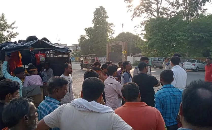 पीलीभीत: एक्शन में प्रशासन, सवारी ले जा रहे लोडर को पकड़ा