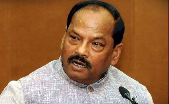 झारखंड में सरकार न चल रही है, न रेंग रही है; नींद में विभोर है : रघुवर दास 