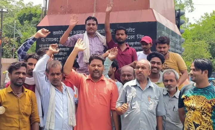 शाहजहांपुर: अवैध वसूली पर भड़के ई-रिक्शा संचालक, जताया विरोध