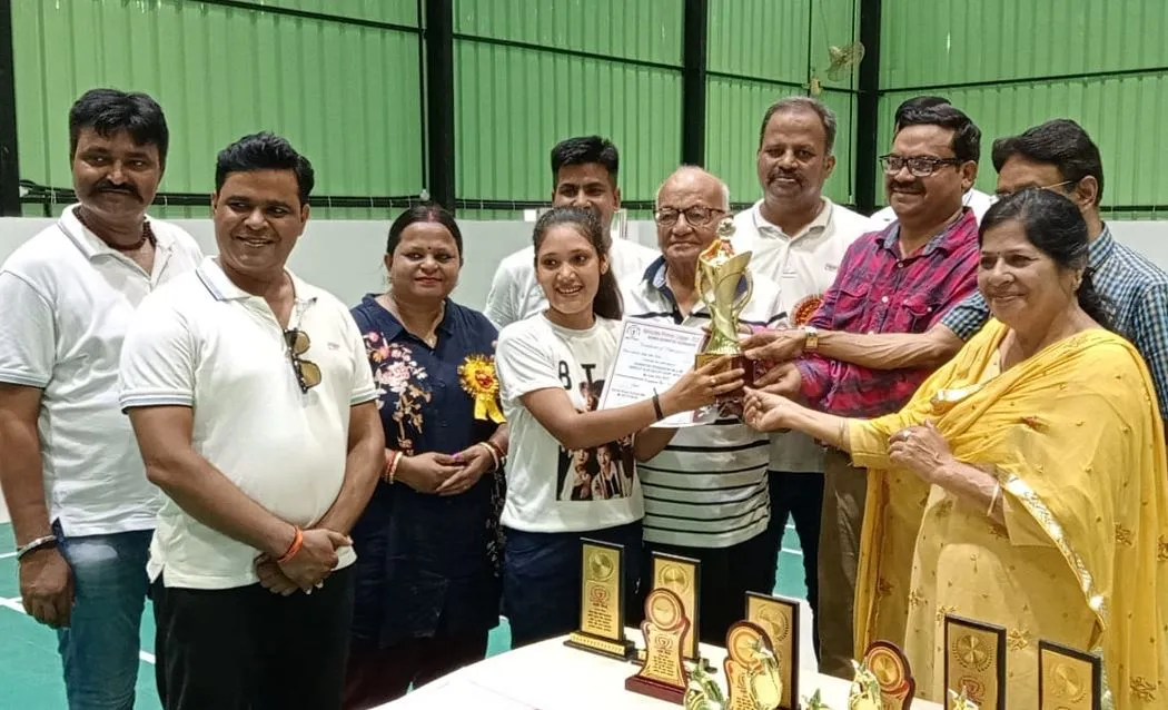 बरेली: महिला एडवोकेट बैडमिंटन टूर्नामेंट की विजेता बनीं पूजा मिश्रा