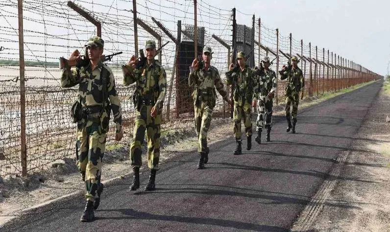 जम्मू में अंतरराष्ट्रीय सीमा के पास घुसपैठिया को मार गिराया 