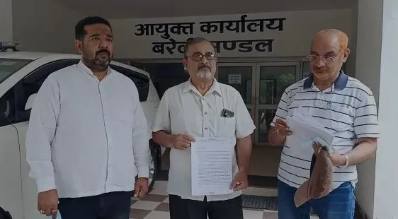 बरेली: शहर को ग्रीन और स्मार्ट सिटी बनाने की कवायत जारी, तो हरे-भरे पेड़ों पर चल रही आरी, वृक्ष प्रेमियों ने नगर आयुक्त मंडल को दिया ज्ञापन