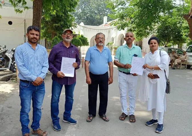 बरेली: पर्यावरण प्रेमियों ने पेड़ों के कटान पर जताई चिंता, कलेक्ट्रेट पहुंचकर प्रशासनिक अधिकारी को सौंपा ज्ञापन