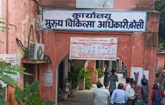 बरेली: चार गाड़ियों से चलते हैं सीएमओ, अन्य अफसरों को तेल नहीं