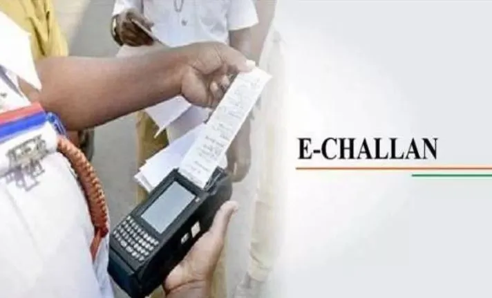 बरेली: रेड लाइट को नजर अंदाज करते रहे लोग, कटता रहा ई-चालान