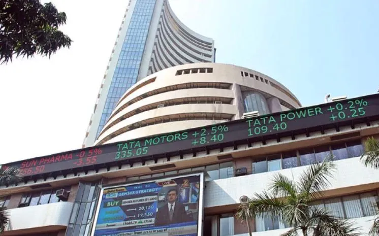 बाजार में गिरावट, सेंसेक्स 300 अंक से ज्यादा टूटकर 52,900 के नीचे, निफ्टी भी फिसला