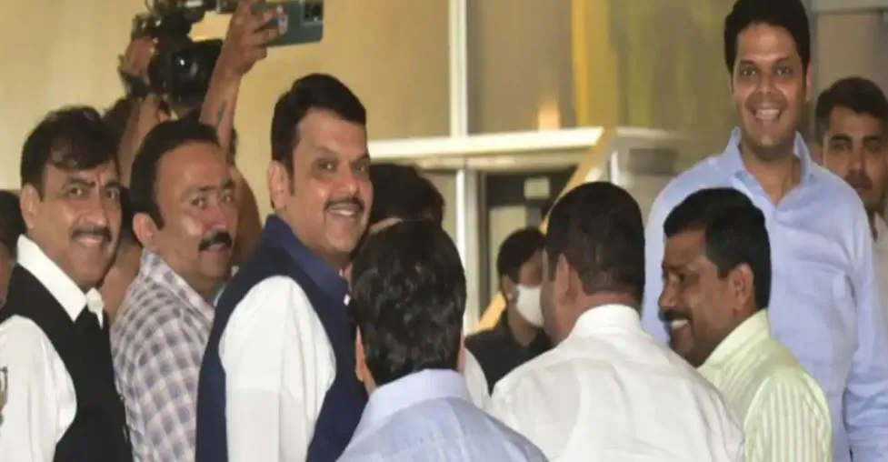 दिल्ली के लिए रवाना हुए भाजपा नेता फडणवीस, जानिए क्या पकने वाली है खिचड़ी 