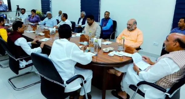 देश में तेजी से पैर पसार रहा कोरोना, बढ़ते मामलों पर राज्यों के साथ बैठक करेगा केंद्र