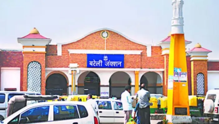 बरेली: जंक्शन पर आम यात्री बनकर पानी की ओवर रेटिंग चेक करने पहुंचे डीआरएम, खलबली